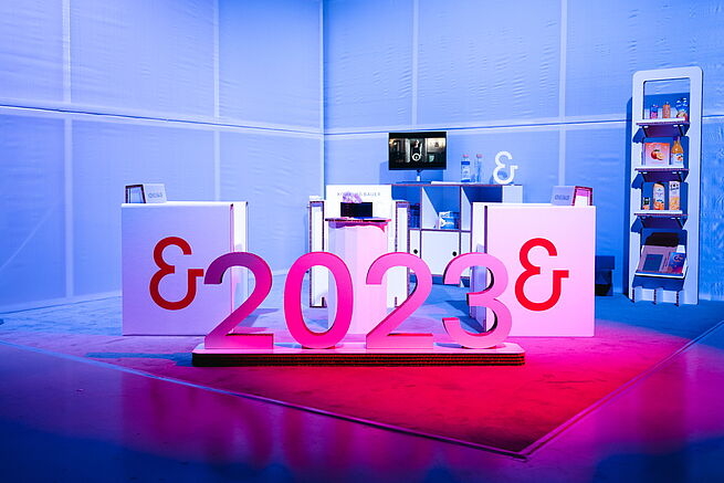 Photo 2: Showroom
