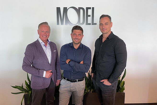 Photo 2: Model AG