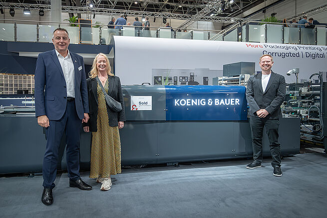 Foto 2: Chris Scully, Lisa Smith und Marcus Short neben Omega Alius 90